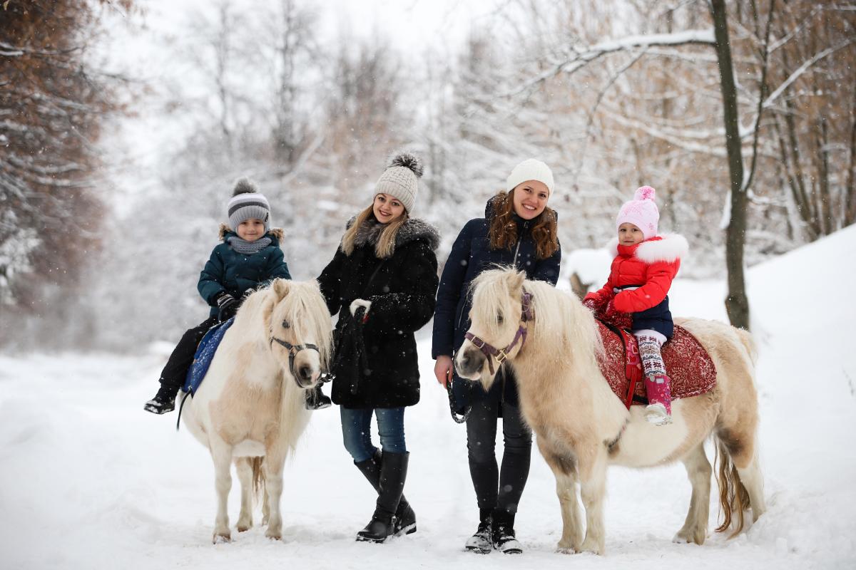 Малышки пони Diana и Tiddly Winks волшебным снежным днем)